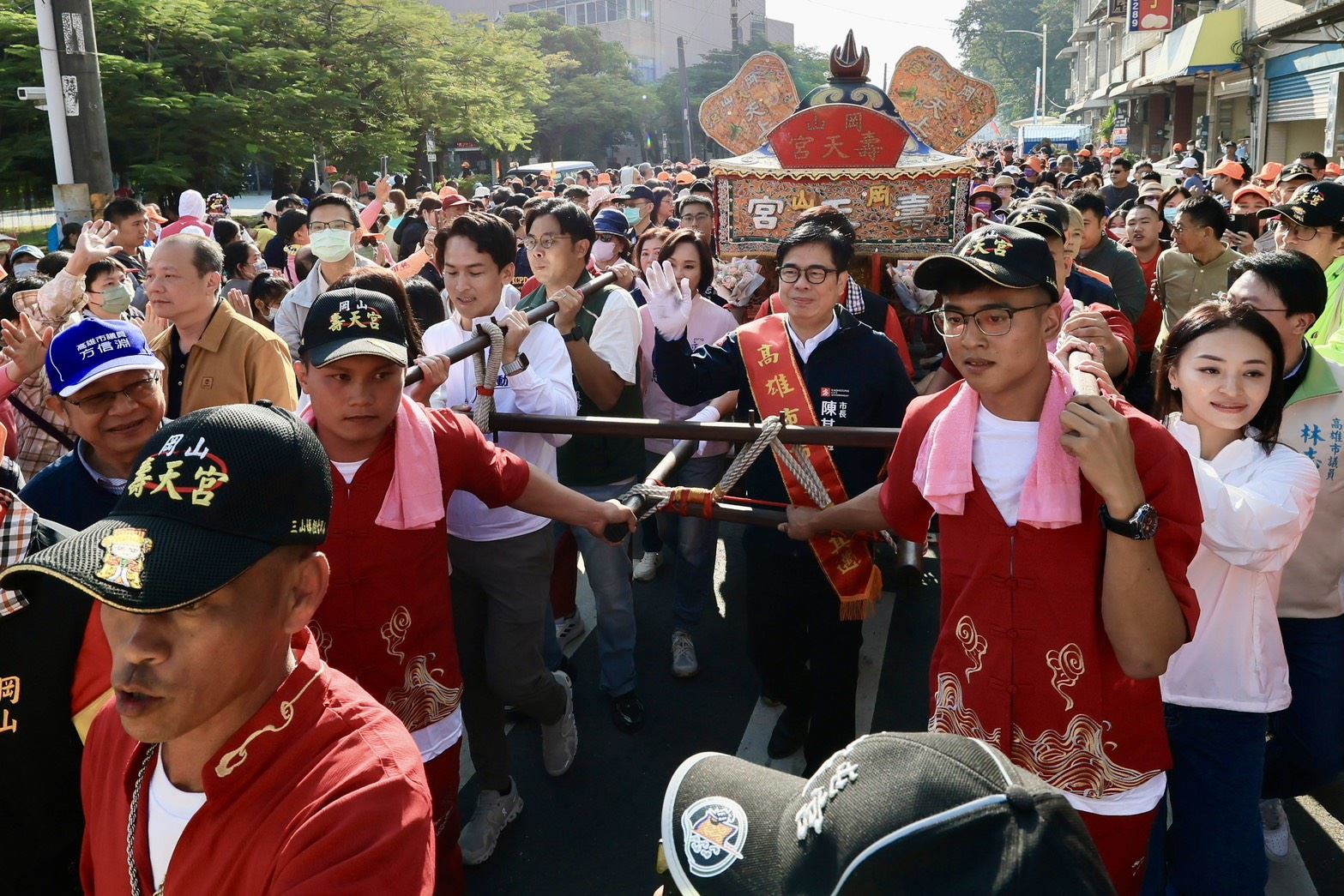 高雄三山媽祖暨白沙屯媽祖合體遶境祈福 陳其邁
